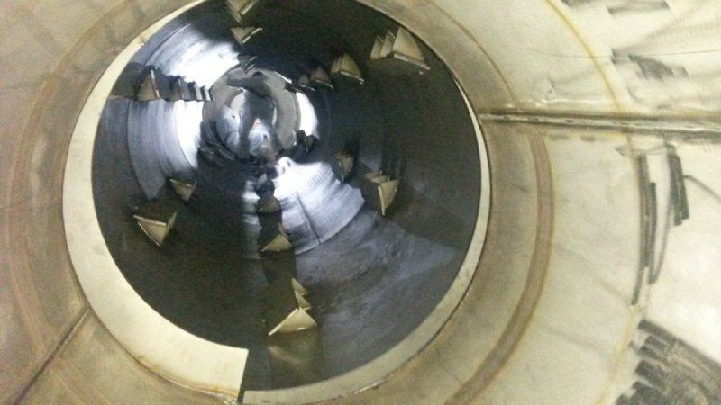 Einbauten und Hubschaufeln im Innern eines Drehrohrs